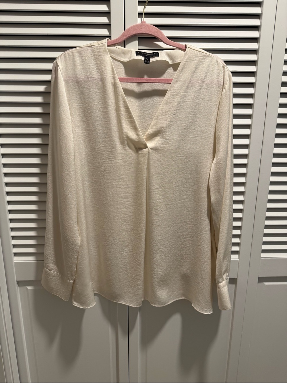 Banana Republic Cream V-Neck Long Sleeve Blouse